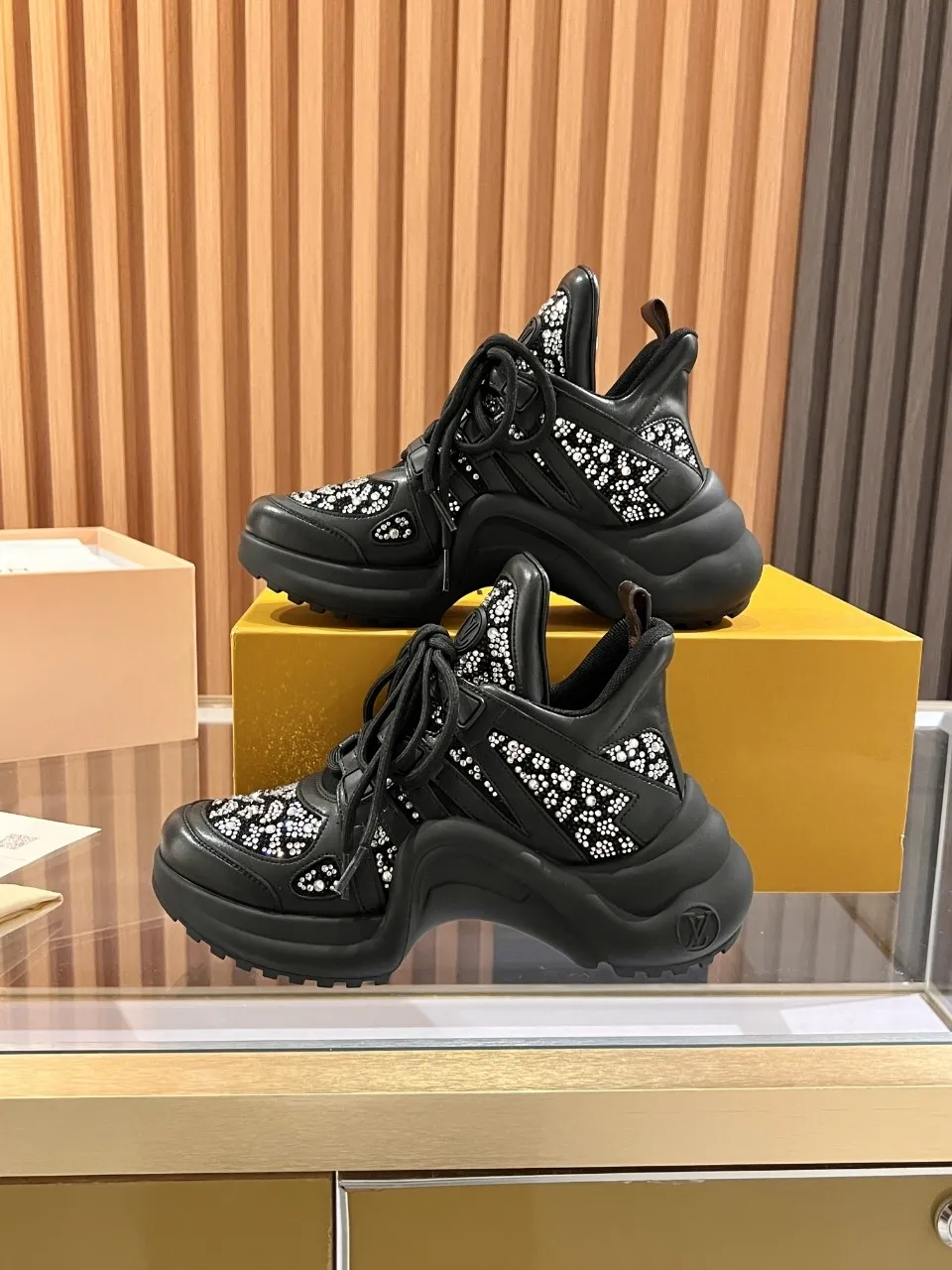 👟👟Ex-factory price 800👟👟 2025 new LV fancy black and white diamond model, high-end and elegant, showing long legs, casual sports dad shoes with heel height of about 5.5cm, 35-41